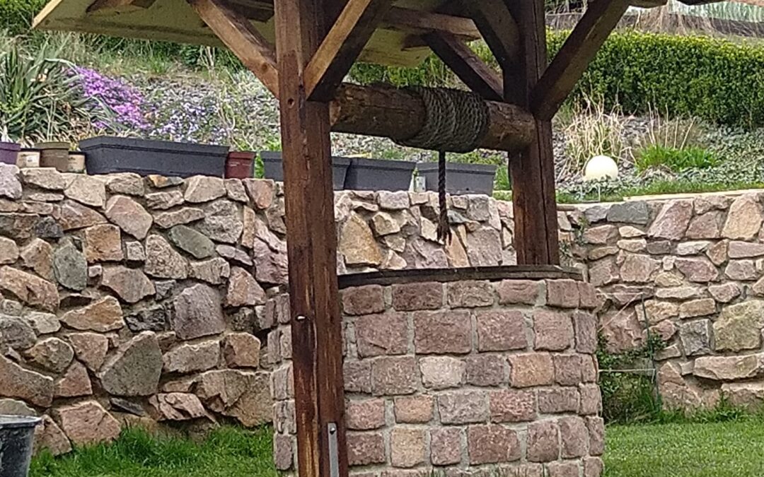 Märchenbrunnen mit Dach