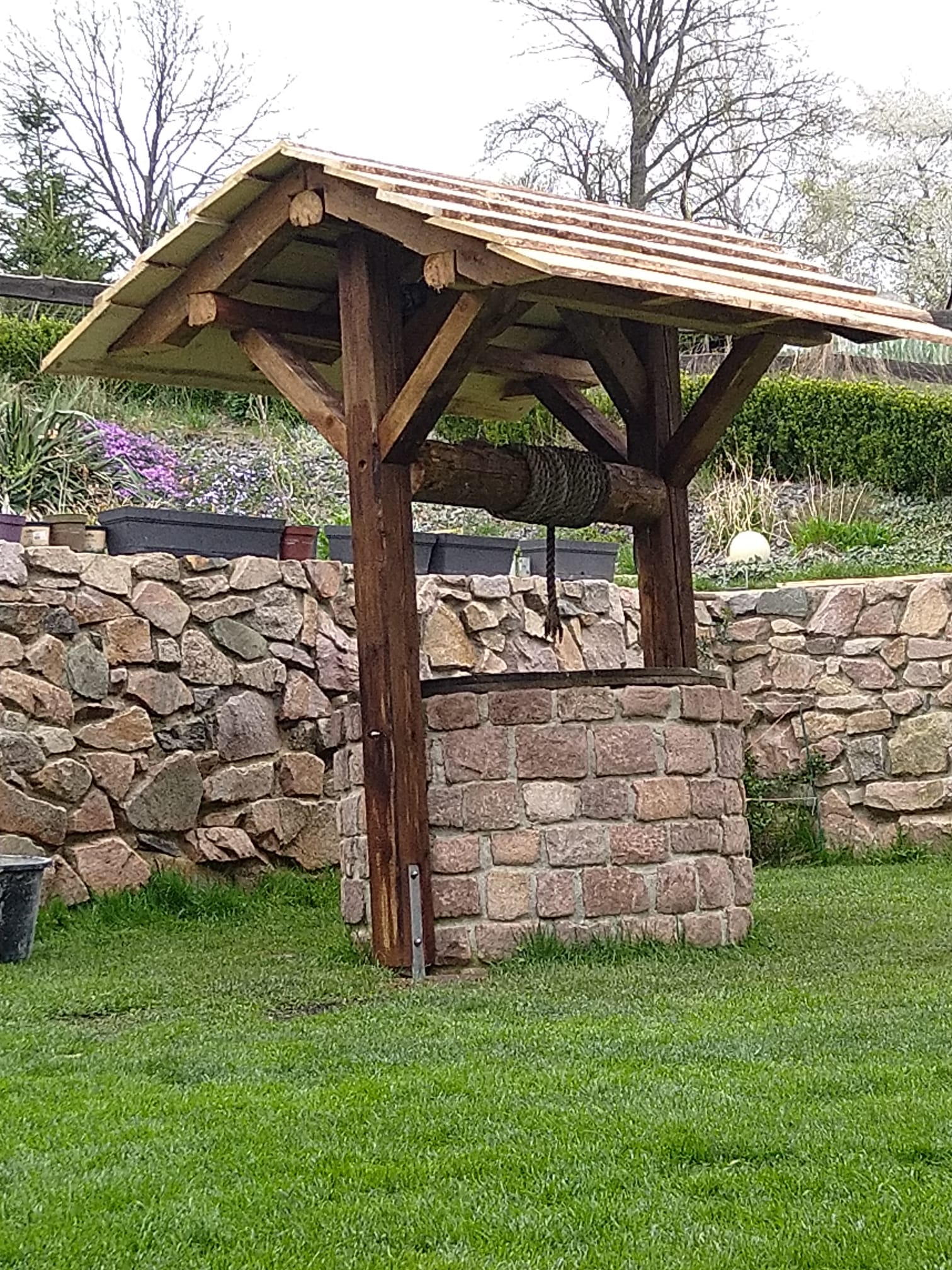 Märchenbrunnen mit Dach